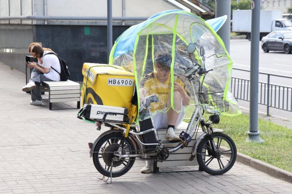 В Госдуме призвали запретить курьерам на СИМ ездить по тротуарам